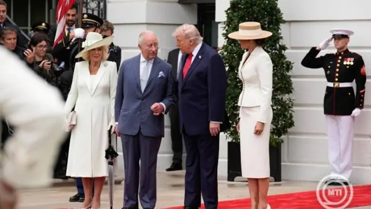 A négynapos állami látogatáson az Egyesült Államokban tartózkodó III. Károly brit király (b2) és a felesége, Kamilla királyné (b) Donald Trump amerikai elnök (j2) és a felesége, Melania Trump (j) társaságában a washingtoni Fehér Ház déli kertjében tartott fogadási ünnepségen 2026. április 28-án. MTI/EPA/Abaca pool/Yuri Gripas