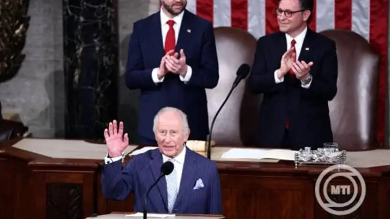 A négynapos állami látogatáson az Egyesült Államokban tartózkodó III. Károly brit király (k) a szónoki emelvényen az amerikai törvényhozás, a kongresszus két házának együttes ülésén a washingtoni Capitoliumban 2026. április 28-án. Mögötte J. D. Vance amerikai alelnök, a szenátus elnöke (b) és Mike Johnson, a képviselőház republikánus elnöke. MTI/EPA/Jim Lo Scalzo