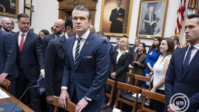 Pete Hegseth amerikai hadügyminiszter a képviselőház fegyveres szolgálatok bizottságának a minisztérium 2027-es költségvetéséről tartott meghallgatására érkezik a washingtoni Rayburn irodaházba 2026. április 29-én. MTI/EPA/Luke Johnson