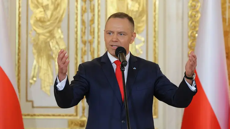 Karol Nawrocki lengyel államfő beszédet mond a lengyel alkotmány napján adományozott állami kitüntetések átadási ünnepségén a varsói királyi várban 2026. május 3-án (Fotó: MTI/EPA/PAP/Pawel Supernak)