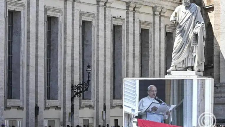 XIV. Leó pápa (kivetítőn) Mennyek királynője (Regina Coeli) imádságán vesznek részt hívek a római Szent Péter téren 2026. május 3-án. MTI/EPA/ANSA/Riccardo Antimiani
