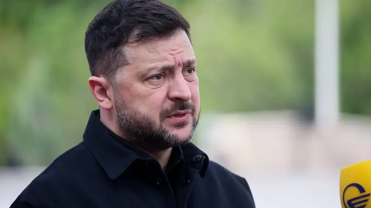 Volodimir Zelenszkij ukrán elnök nyilatkozik a sajtó képviselőinek Jerevánban 2026. május 4-én. (Fotó: MTI/EPA/PAP/Leszek Szymanski)