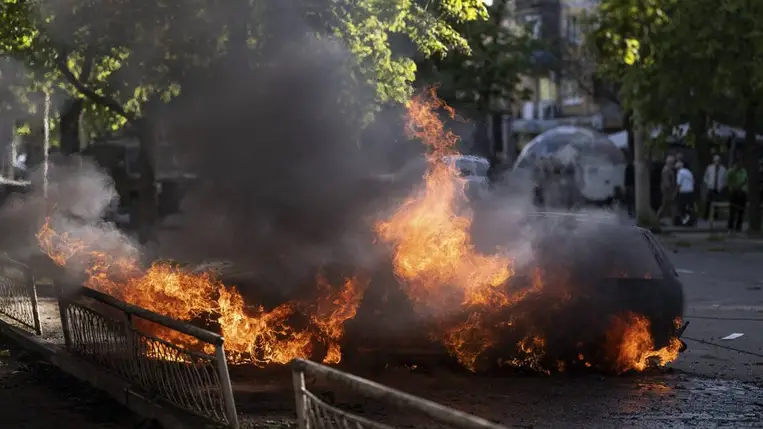 Lángoló autó az irányított légibombával végrehajtott orosz támadás színhelyén, a kelet-ukrajnai Donyecki területen fekvő Kramatorszkban 2026. május 5-én. (Fotó: MTI/EPA/Ukrán fegyveres erők 93. Holodnij Jar önálló gépesített dandárja)