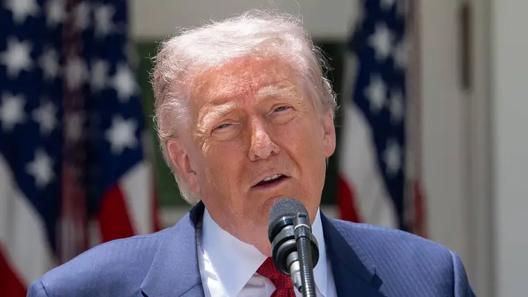 Donald Trump amerikai elnök beszédet mond az anyák napja alkalmából rendezett ünnepségen a washingtoni Fehér Ház Rózsakertjében 2026. május 8-án (Fotó: MTI/EPA/CNP pool/Aaron Schwartz