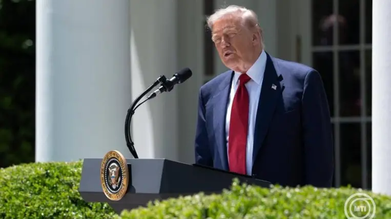 Donald Trump amerikai elnök beszédet mond az anyák napja alkalmából rendezett ünnepségen a washingtoni Fehér Ház Rózsakertjében 2026. május 8-án. . MTI/EPA/CNP pool/Aaron Schwartz