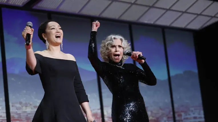 Gong Li (Kung Li) kínai színésznő és Jane Fonda amerikai színésznő a 79. Cannes-i Nemzetközi Filmfesztivál megnyitóünnepségén 2026. május 12-én. MTI/EPA/Sebastien Nogier