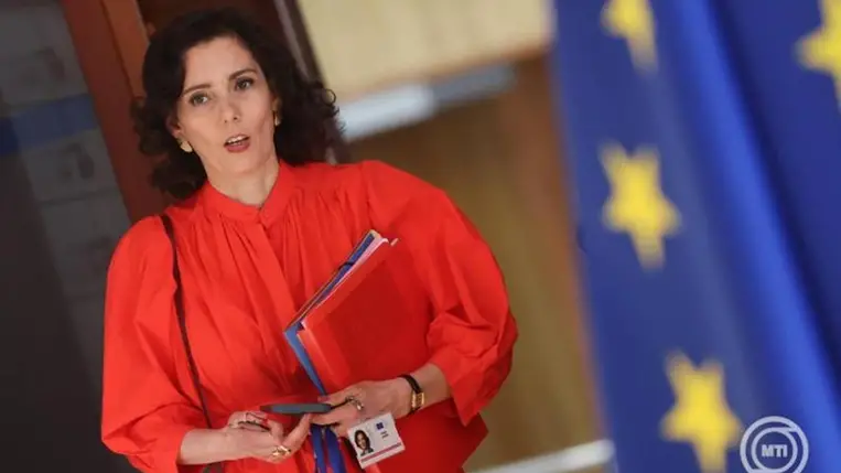 Hadja Lahbib, az Európai Bizottság (EB) egyenlőségért, felkészültségért és válságkezelésért felelős tagja érkezik az uniós testület heti ülésére a bizottság brüsszeli székházában, a Berlaymont épületben 2026. május 27-én. MTI/EPA/Olivier Hoslet