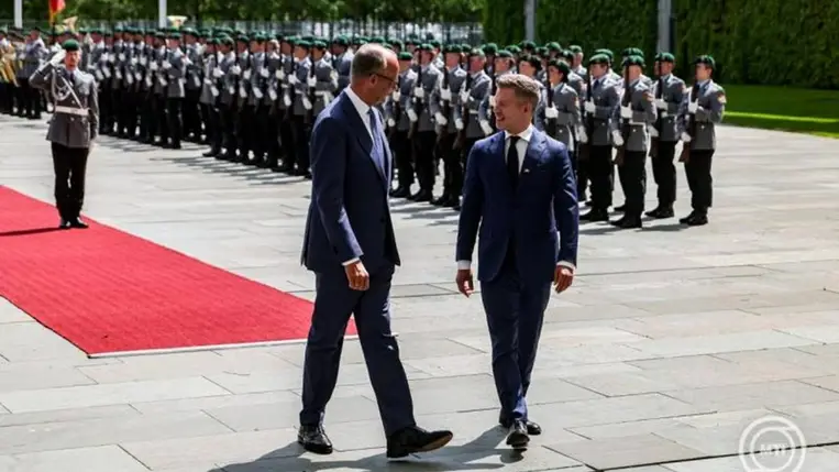  Friedrich Merz német kancellár (b) Magyar Péter miniszterelnököt fogadja a berlini kancellárián 2026. június 2-án. MTI/EPA/Filip Singer