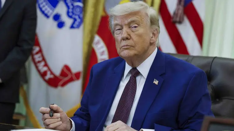 Donald Trump amerikai elnök aláírja a Keystone XL olajvezeték-projekt újraélesztését célzó rendeletet a washingtoni Fehér Házban 2026. április 30-án (Fotó: MTI/EPA/CNP pool/Aaron Schwartz)