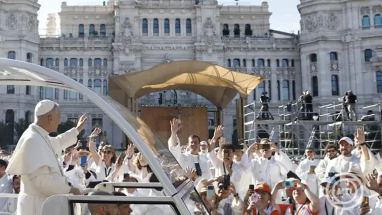  XIV. Leó pápa a híveket üdvözli útban szabadtéri úrnapi miséjére a madridi Cibeles térre 2026. június 7-én. A katolikus egyházfő egyhetes apostoli látogatáson tartózkodik Spanyolországban. MTI/EPA-EFE/Sergio Perez