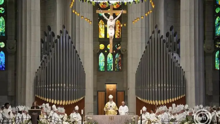 XIV. Leó pápa misét celebrál a barcelonai Sagrada Família-bazilikában 2026. június 10-én. MTI/EPA-EFE/Alejandro Garcia