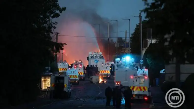 Gyújtogató tüntetőket oszlatnak vízágyúval rendőrök Belfastban 2026. június 10-én, amikor a második este törnek ki zavargások Észak-Írországban, mert két nappal korábban egy szudáni menekült késsel súlyosan megsebesített egy helybeli férfit az északír fővárosban. MTI/EPA/Adam Vaughan