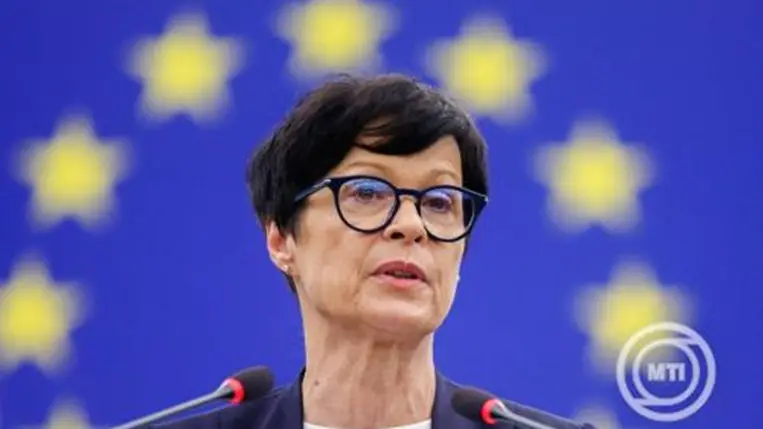 Marta Kos, az Európai Bizottság szomszédságpolitikáért és bővítésért felelős tagja az Európai Unió külügyi tanácsának luxembourgi ülésére érkezőben nyilatkozik 2026. június 15-én. MTI/EPA/Olivier Hoslet