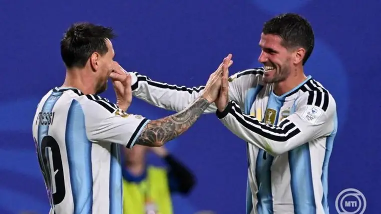 Az argentin Lionel Messi (b) és csapattársa, Rodrigo De Paul ünnepel Messi harmadik gólja után a 2026-os labdarúgó-világbajnokság J csoportja első fordulójának Argentína-Algéria mérkőzésén az Arrowhead Stadionban, Kansas Cityben 2026. június 16-án. A mérkőzést Argentína nyerte 3-0-ra. MTI/EPA/Amy Kontras