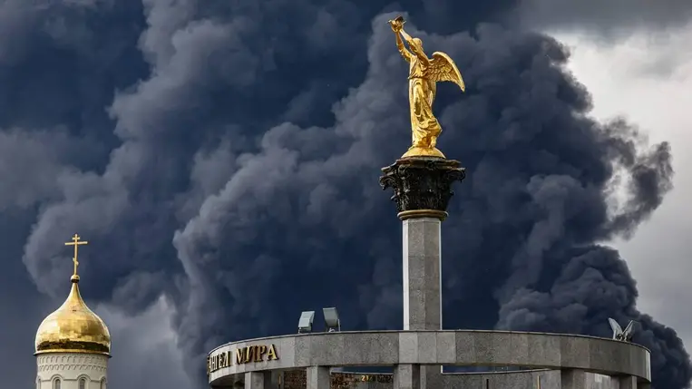 Sűrű fekete füst tör a magasba egy ukrán dróntámadást követően Moszkvában 2026. június 18-án (Fotó: MTI/EPA)