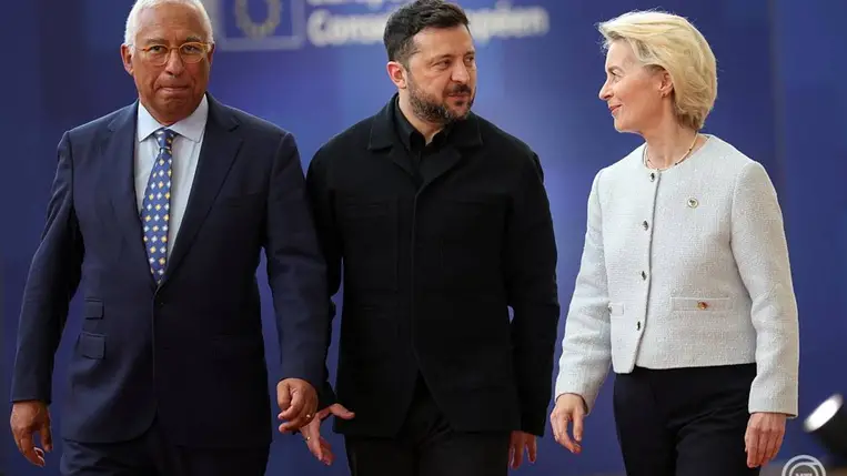 António Costa, az Európai Tanács elnöke, Volodimir Zelenszkij ukrán elnök és Ursula von der Leyen, az Európai Bizottság elnöke (b-j) az Európai Unió kétnapos brüsszeli csúcstalálkozójának nyitóülésére érkezik 2026. június 18-án. MTI/EPA/Olivier Matthys