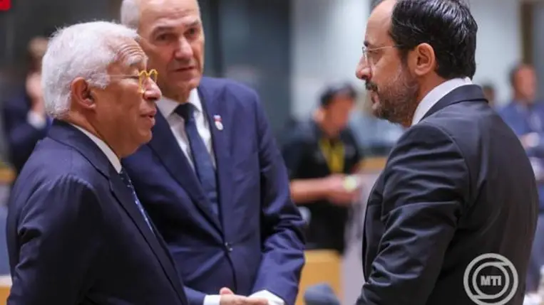 António Costa, az Európai Tanács elnöke, Janez Jansa szlovén miniszterelnök és Nikosz Hrisztodulidesz ciprusi elnök (b-j) beszélget az Európai Unió kétnapos brüsszeli csúcstalálkozójának második napi ülésén 2026. június 19-én. MTI/EPA/Olivier Hoslet