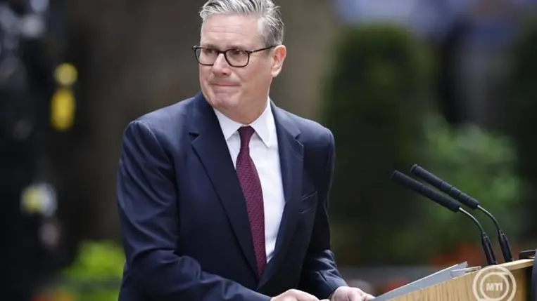  Keir Starmer brit miniszterelnök bejelenti, hogy távozik a kormányzó brit Munkáspárt éléről és lemond a miniszterelnöki posztról a londoni kormányfői rezidencia, a Downing Street 10. előtt 2026. június 22-én. MTI/EPA/Tolga Akmen