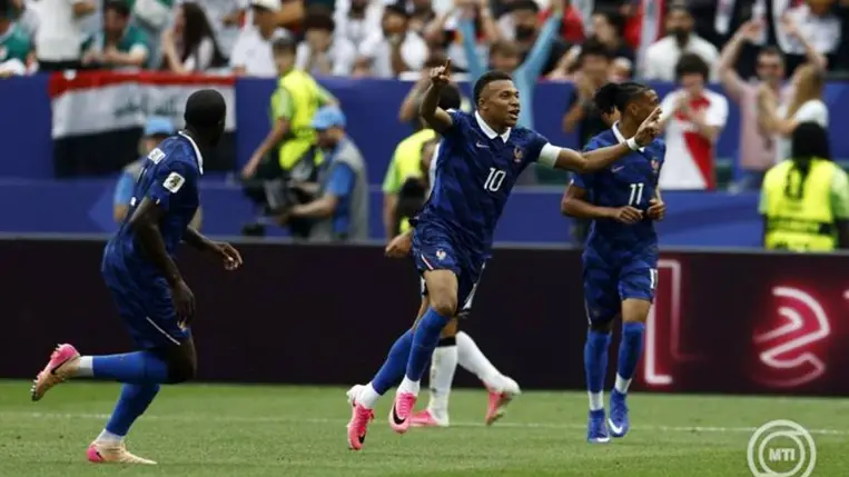 A francia Kylian Mbappé (k) ünnepel, miután berúgta a nyitógólt a 2026-os labdarúgó-világbajnokság I csoportja második fordulójának Franciaország-Irak mérkőzésén a philadelphiai Lincoln Financial Field stadionban 2026. június 22-én. MTI/EPA/Will Oliver