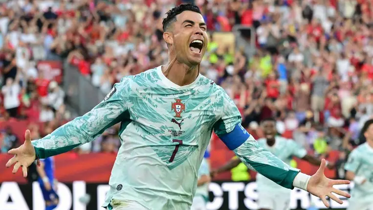 A portugál Cristiano Ronaldo ünnepel, miután gólt lőtt a 2026-os labdarúgó-világbajnokság nyolcaddöntőjébe jutásért játszott Portugália-Horvátország mérkőzésen a torontói BMO Field Stadionban 2026. július 2-án (Fotó: MTI/EPA/Eduardo Lima)