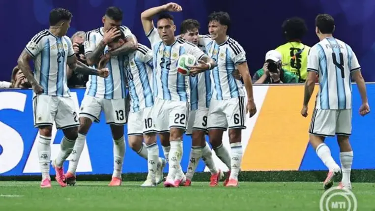 Az argentin Lionel Messi (b3) ünnepel a csapattársaival, miután gólt lőtt a 2026-os labdarúgó-világbajnokság nyolcaddöntőjének Argentína-Egyiptom mérkőzésén az atlantai Mercedes-Benz Stadionban 2026. július 7-én. MTI/EPA/Ronald Wittek