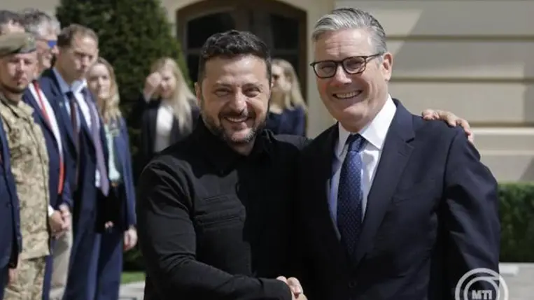 Volodimir Zelenszkij ukrán elnök (b) Keir Starmer leköszönő brit miniszterelnököt üdvözli a kijevi elnöki palotánál 2026. július 16-án. MTI/EPA/Szerhij Dolzsenko