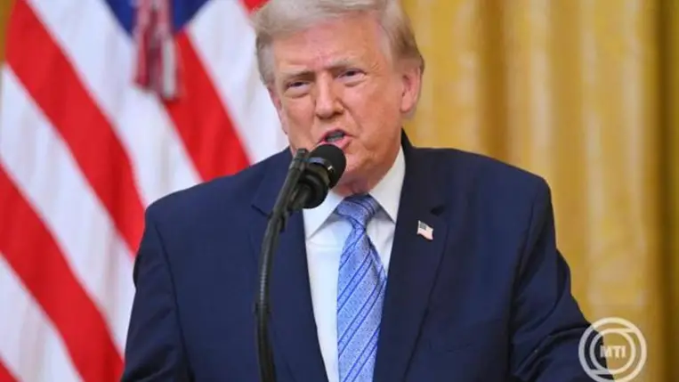Donald Trump amerikai elnök televíziós üzenetet intéz a nemzethez a washingtoni Fehér Ház Keleti terméből 2026. július 16-án. MTI/EPA/AFP pool/Saul Loeb