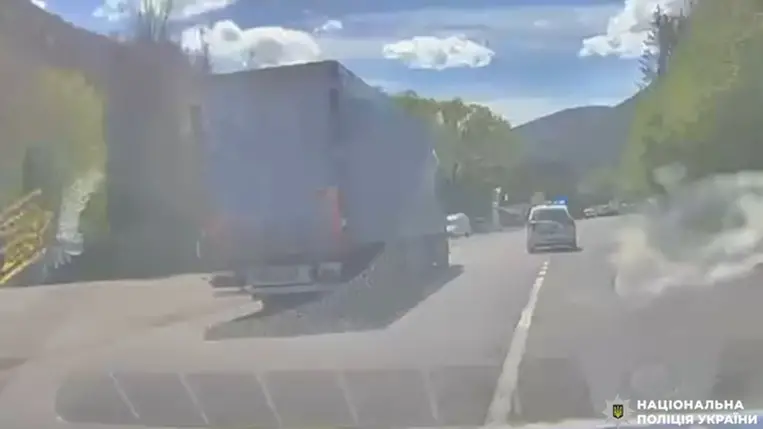 A rendőrök a jármű kerekeire célozva állították meg az agresszív sofőrt. Videórészlet