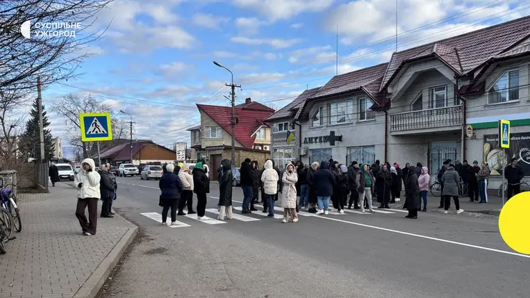 Iza lakói lezárták az utat: a karantén feloldását követelik a Huszti járásban. Fotó: Оксана Росоха/Суспільне Ужгород