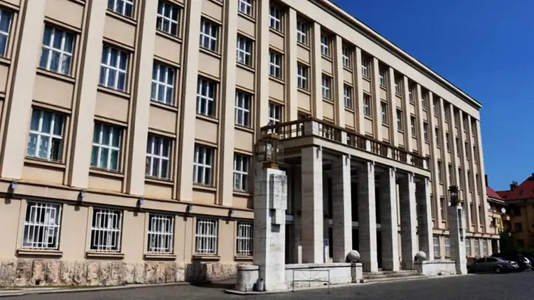Bombariadó miatt kiürítették a Kárpátaljai Megyei Katonai Közigazgatás épületét Ungváron. Fotó: Suspilne