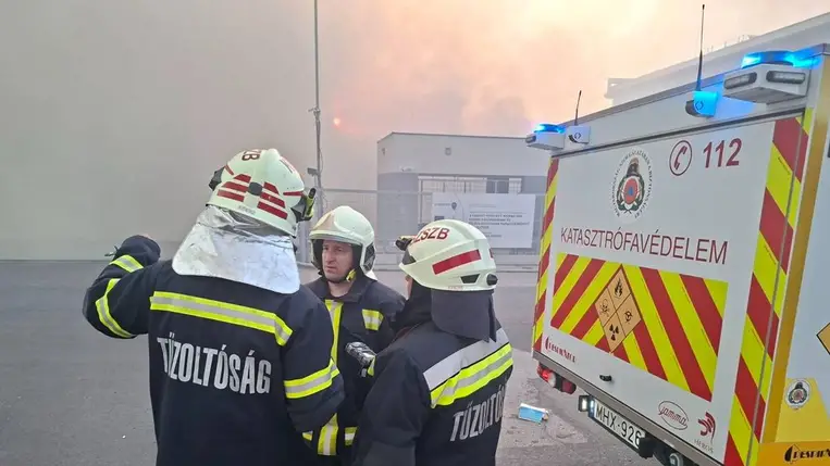 Hatalmas tűz ütött ki egy nyírbátori csarnoképületben: 71 embert menekítettek ki. Kiemelt kép: Katasztrófavédelem Facebook-oldala