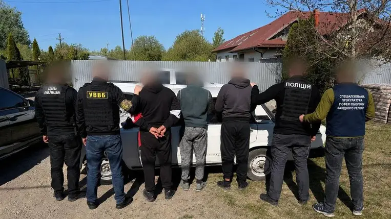 Őrizetbe vettek egy 64 éves kárpátaljai férfit, aki 12 ezer dolláros kenőpénzt ajánlott egy munkácsi határőrnek két hadköteles férfi illegális Magyarországra juttatásáért. Fotó: DPSZU
