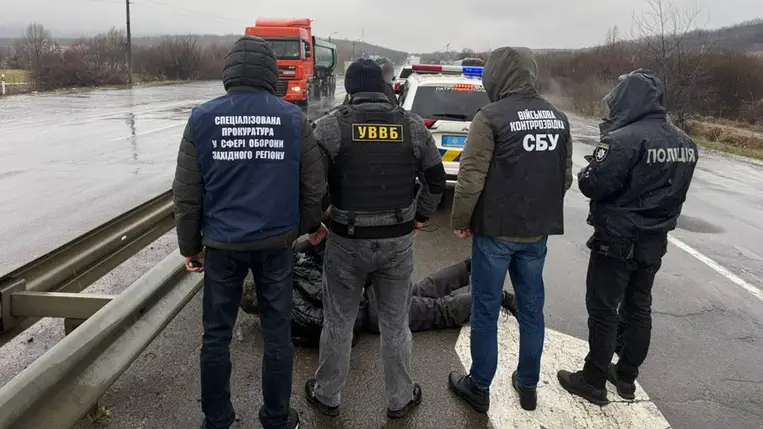 4000 dolláros kenőpénzzel próbált határátlépést intézni egy férfi Kárpátalján. Fotó: DPSZU