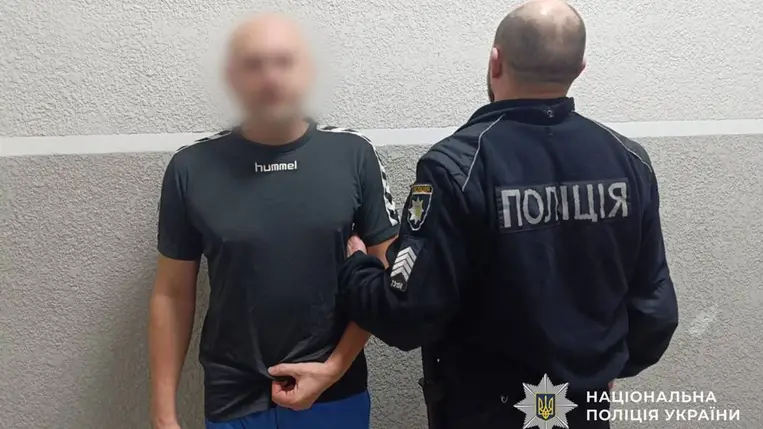 Munkácson egy 44 éves férfi mellkason szúrta ismerősét egy háztartási vita során. A rendőrség őrizetbe vette. Fotó: Ukrán Nemzeti Rendőrség