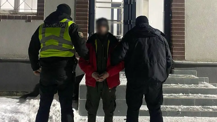 Késsel sebesítette meg ismerősét: őrizetbe vették a gyanúsítottat Nagyszőlősön. Fotó: Ukrán Nemzeti Rendőrség