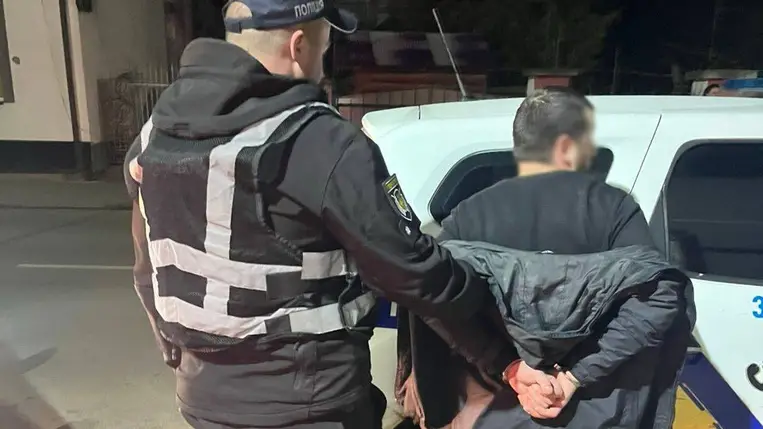 Késes támadás Nagyszőlősön: a rendőrség elfogta a nőre támadó férfit. Fotó: Ukrán Nemzeti Rendőrség