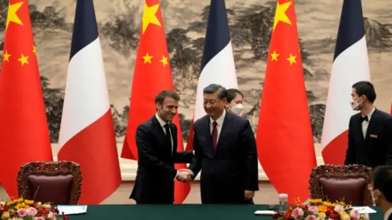 A hivatalos látogatáson Kínában tartózkodó Emmanuel Macron francia elnök (b) és Hszi Csin-ping kínai államfő a pekingi Nagy Népi Csarnokban folytatott tárgyalásai utáni sajtóértekezlet végén, 2023. április 6-án. (Fotó: MTI/EPA/AP pool)