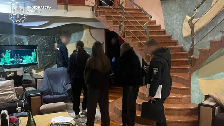 Ungvári képviselő a vádlottak padján: 13,8 milliós vagyon eltitkolásával és pénzmosással gyanúsítják. Fotó: Kárpátaljai Megyei Ügyészség