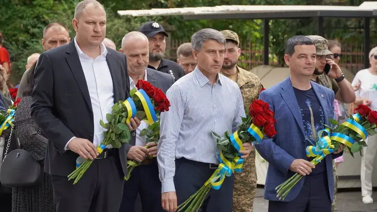 Koszorúzással és főhajtással emlékeztek az Ukrán Államiság Napjára Ungváron. Fotó: Ungvári Városi Tanács