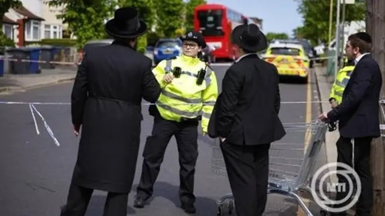 A helyi közösség tagjai és egy helyszínt biztosító rendőr London jórészt zsidók lakta Golders Green negyedében 2026. április 29-én, miután egy késes támadó két embert megsebesített. MTI/EPA/Tolga Akmen