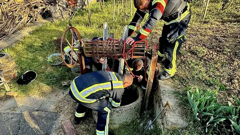Mentőakció Nagymuzsalyon: kútból emeltek ki egy nőt. Fotó: Beregszászi Mentőszolgálat