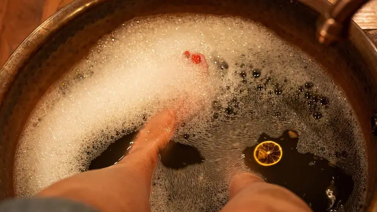 Ezért dobj egy gyömbért a lábfürdőbe: elképesztő hatása van