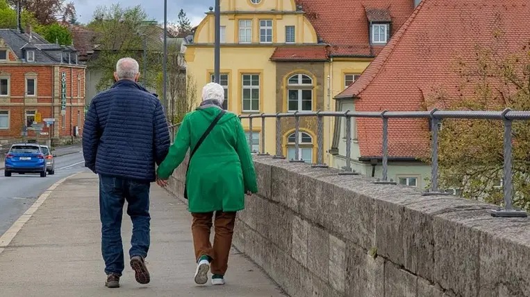 Kiderült, miért lassulnak le a lépteink, ahogy öregszünk