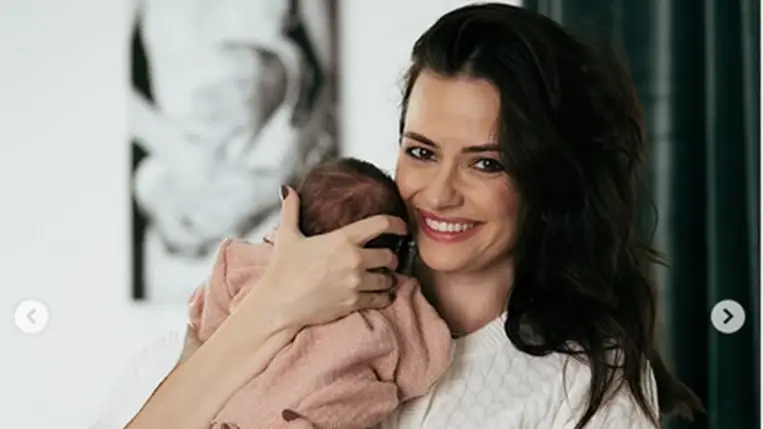 Lola kislányának első fotója: tündéri a karjában