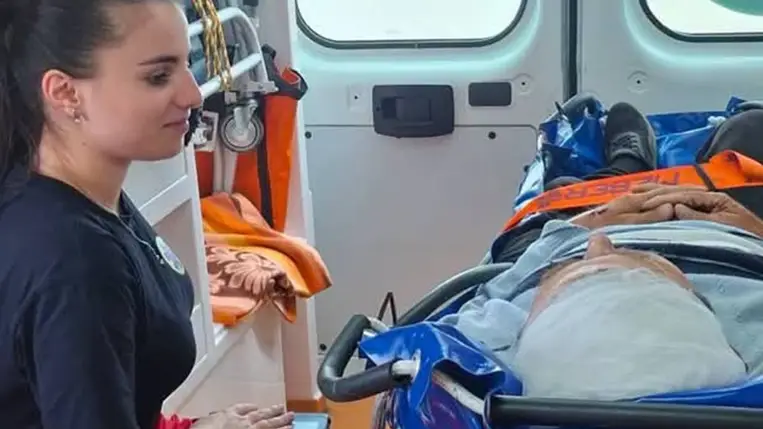 Lórúgás miatt riasztották a beregszászi mentőket Tiszacsomába, a sérültet kórházba vitték. Fotó: Beregszászi Mentőállomás