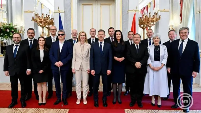 A Tisza-kormány miniszterei a kinevezési ünnepségen, középen Magyar Péter miniszterelnök a Sándor-palotában 2026. május 12-én. MTI/Hegedüs Róbert