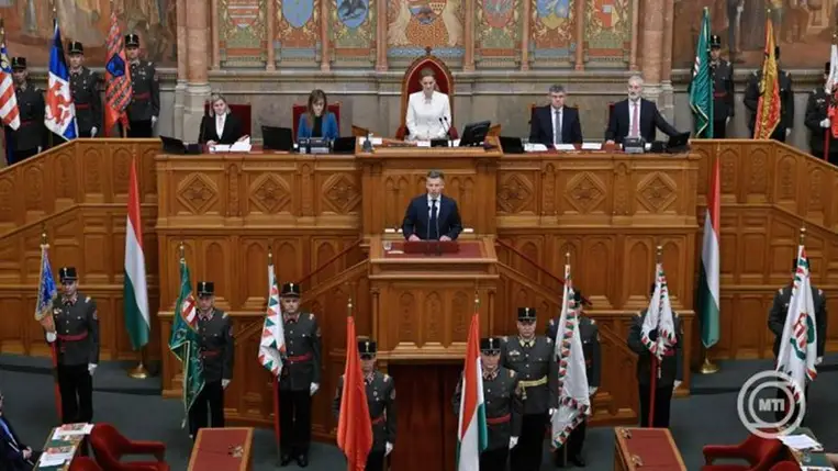 Budapest, 2026. május 9. Magyar Péter miniszterelnök beszédet mond eskütétele után az új Országgyűlés alakuló ülésén az Országházban 2026. május 9-én. A választáson győztes Tisza Párt elnökét 140 igen szavazattal, 54 nem ellenében és 1 tartózkodással választották meg a képviselők. A miniszterelnök mögött Forsthoffer Ágnes, az Országgyűlés elnöke. MTI/Hegedüs Róbert