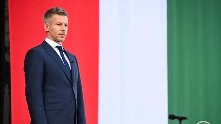 Budapest, 2026. május 9. Magyar Péter miniszterelnök, a Tisza Párt elnöke a párt egész napos „rendszerváltó népünnepély” elnevezésű rendezvényén az Országház előtti Kossuth Lajos téren az új Országgyűlés alakuló ülésének napján, 2026. május 9-én. MTI/Purger Tamás