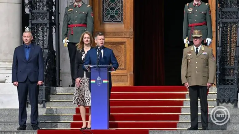 Nemzeti összetartozás napja - Felvonták Magyarország lobogóját a Kossuth téren Budapest, 2026. június 4. Magyar Péter miniszterelnök (j2), Forsthoffer Ágnes, az Országgyűlés elnöke (j2), Ruszin-Szendi Romulusz honvédelmi miniszter (b) és Sándor Zsolt vezérezredes, a Honvéd Vezérkar főnöke (j) a nemzeti összetartozás napja alkalmából Magyarország lobogójának katonai tiszteletadással történő ünnepélyes felvonásán az Országház előtti Kossuth Lajos téren 2026. június 4-én. MTI/Máthé Zoltán