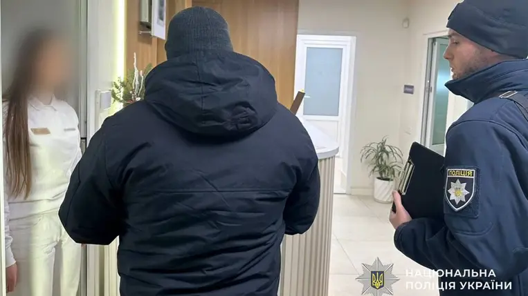 Az ungvári rendőrség vizsgálja egy 12 éves kislány halálát, akit súlyos állapotban szállítottak kórházba egy fogászati klinikáról. Fotó: Ukrán Nemzeti Rendőrség